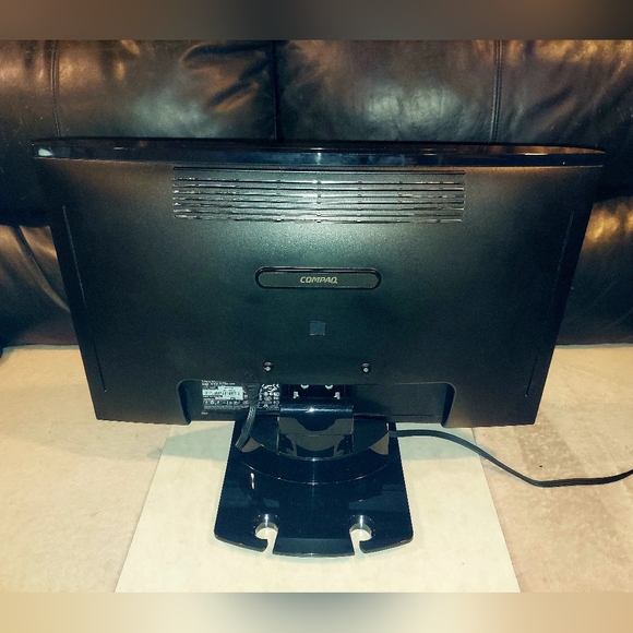 COMPAQ 19" LCD COLOR COMPUTER MONITOR MODEL WF-1907 W/ POWER CORD MONITOR CABLE - Picture 8 of 12